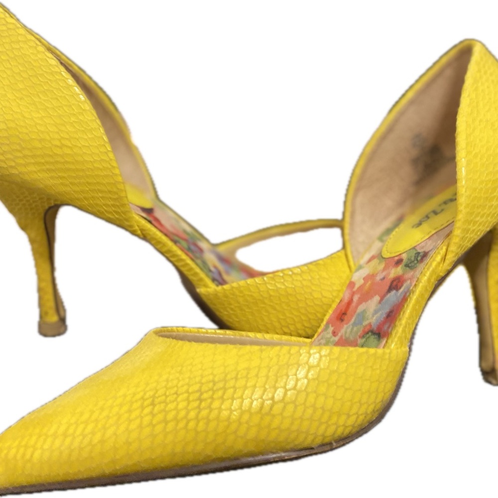 Eva & Zoe Yellow Textured Women's Heels - Picture 2 of 5
